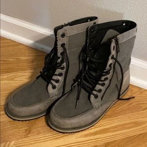 levi’s men’s gray canvas boots size 8